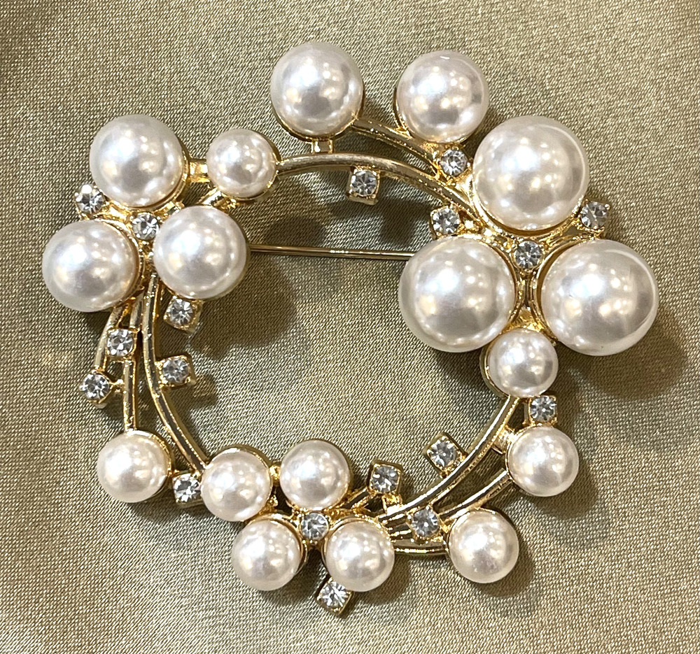NWOT Gold Floral Wreath Pearl Rhinestone Brooch Lapel Pin Imitation White Pearls